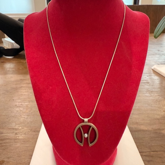 Modern Silver Pendant with Pearl and Chain - Picture 4 of 5